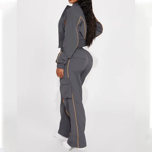 Ensemble survêtement coupe-vent et pantalon cargo pour femme, personnalisable avec logo, en nylon, détails réfléchissants, fabricant d'articles de sport - Product Image 5