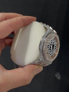 Reloj de Cuarzo con Números Arábigos en Dos Tonos, Correa de Acero Inoxidable de 20 mm, Detalles de Moissanita, Joyería de Lujo Estilo Medio Oriente - Product Image 5