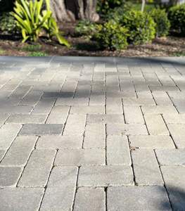 Pierre de pavage extérieure haut de gamme en pierre bleue et pierre calcaire naturelle, durable et polie, pour façades de bâtiments commerciaux de prestige - Product Image 1