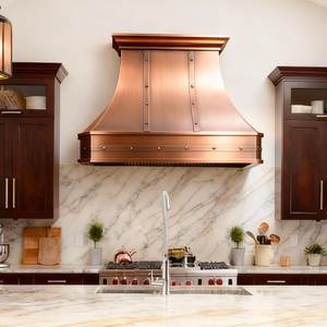 Hotte de cuisine en cuivre métallique conçue pour des espaces de cuisson élégants, cheminée décorative artisanale haut de gamme, ventilation supérieure et efficace - Product Image 1