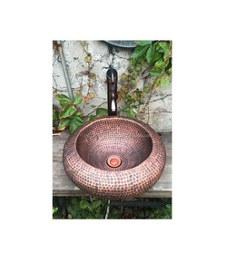 Elegante lavabo de cobre de Estilo Vintage hecho por artesanos para amantes de la decoración rústica única y proyectos de interior de alta gama - Product Image 1