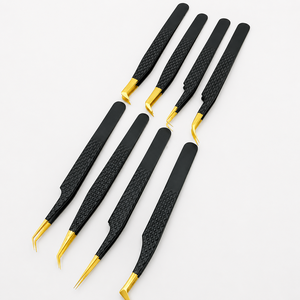 Pinces à cils noires de haute qualité avec pointes dorées de précision et poignées ergonomiques texturées antidérapantes - Product Image 4