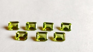 Lote de Gemas Sintéticas de Peridoto al por Mayor, Corte Esmeralda Octogonal Facetado de 9x11 mm, Calidad AAA - Product Image 2