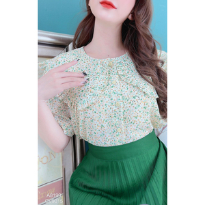 Blusa al por mayor para mujer con estampado floral, cuello plisado con volantes, manga corta y botones frontales, ideal para uso diario en la oficina y tiendas minoristas. - Product Image 3
