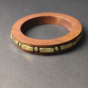 Elegante Brazalete de Madera de Sheesham Oscuro con Incrustaciones Continuas de Latón - Brazalete de Madera Geométrico y Elegante - Hecho a Mano con Alta Calidad - Product Image 3