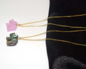 Collar con Colgante de Elefante de Labradorita y Calcedonia Rosa con Engaste Tallado a Mano, Chapado en Oro de 18K, Joyería Minimalista con Encanto Animal - Product Image 1