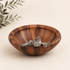 Tazón para ensalada de madera de acacia ecológico hecho a mano con un elegante adorno de peltre con diseño de calabaza para decoración rústica de mesa en otoño, regalos de boda - Product Image 4