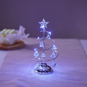 Glamoroso árbol de Navidad metálico con detalles de cristales, lujosas decoraciones interiores para las fiestas - Product Image 6