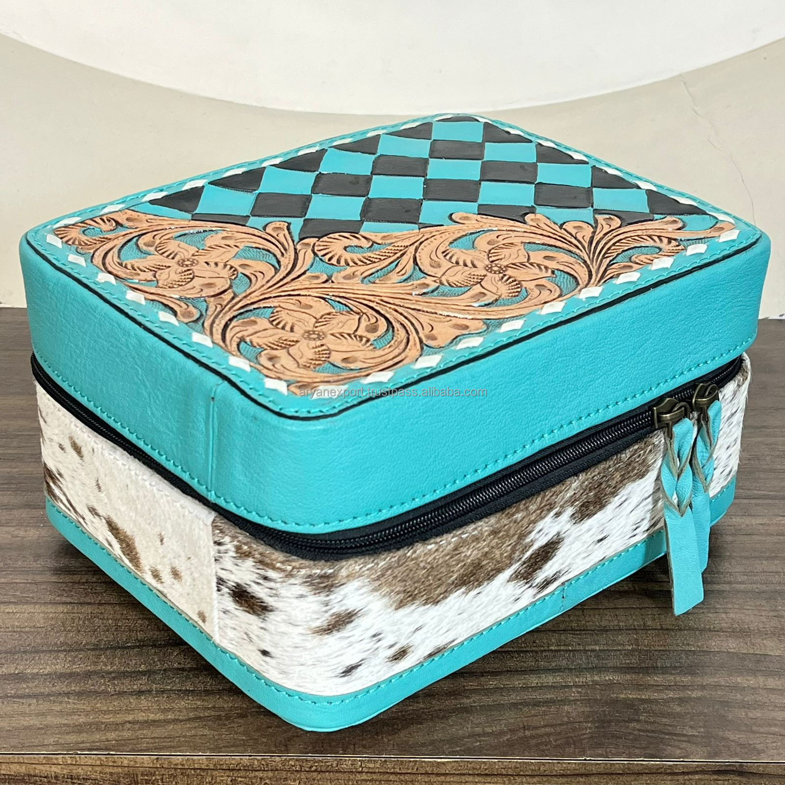 Turquoise et carreaux noirs