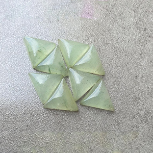 Aventurine verte naturelle AAA+ en forme de triangle, cabochon à dos plat, calibrée pour la fabrication de bijoux - Product Image 2