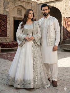Ensemble de tenue de mariage vintage afghane de luxe blanc fait main avec broderies miroir, robe de mariée et gilet de marié assortis, style traditionnel - Product Image 1