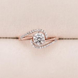 แหวนหมั้นเพชรทรงกลม 1 กะรัต รุ่น Krishnavii KR 335 ดีไซน์ไขว้ ประดับเพชรแล็บ 14K โรสโกลด์ ดีไซน์เกลียวหรูหราสำหรับเจ้าสาว - Product Image 1