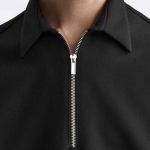 Polo de Manga Corta con Cierre para Hombre, Color Negro, Tejido Sólido, Estilo Minimalista, Corte Regular - Product Image 4