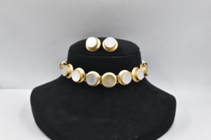 Collar de latón chapado en oro con incrustaciones de nácar y aretes a juego, collares ajustables, joyería para mujer. - Product Image 1
