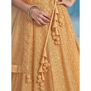 Lehenga Choli en Georgette Monochrome Brodé de Fil Beige Envoûtant pour Mariage - Product Image 2
