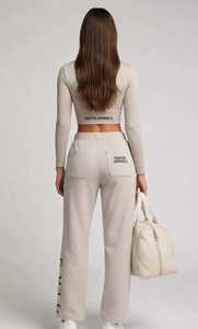 Conjunto Deportivo de 2 Piezas para Mujer, Color Beige, Top Corto de Cuello Alto y Manga Larga, Pantalones Anchos con Cordón Ajustable - Product Image 2