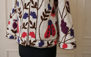 เสื้อแจ็คเก็ตผ้ากำมะหยี่ฝ้ายซูซานีงานฝีมือสำหรับผู้หญิง ปักลายดอกไม้หลากสีสัน แต่งกระเป๋าลายเต่าทอง ขายส่งสำหรับส่งออก - Product Image 4