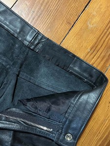 Shorts en cuir tendance pour hommes, cuir véritable souple, logo personnalisé disponible, style streetwear haut de gamme pour l'été - Product Image 6