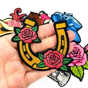 Patch brodé personnalisé de haute qualité en forme de cœur et de fleur, en tissu sergé écologique, thermocollant ou à coudre, pour vêtements et accessoires - Product Image 4