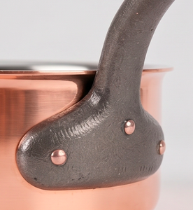 Olla de cobre con revestimiento de acero inoxidable y mango de hierro fundido para uso en cocinas de gas y cocinas de inducción. - Product Image 2