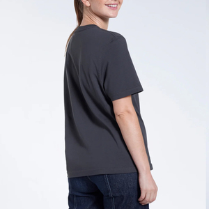เสื้อยืดคอกลมผู้หญิง สีเทาเข้ม ผ้าฝ้าย 100% ทรงหลวม แขนสั้น สีพื้นเรียบง่าย ใส่ได้ทุกฤดู ผ้าถัก - Product Image 4