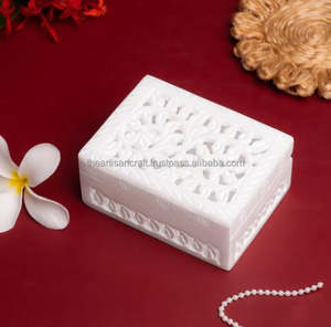 Joyero de mármol blanco hecho a mano elegante Almacenamiento de piedra cuadrada con Jalil tallado joyero artesanal - Product Image 1