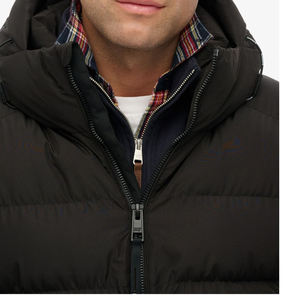 Veste matelassée à capuche noire personnalisée pour homme, chaude et isolée, avec fermeture éclair, pour l'hiver, décontractée, pour l'extérieur, OEM ODM, vente en gros, sur mesure - Product Image 2