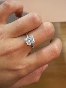 Bague de fiançailles élégante en or blanc 14 carats avec diamant solitaire de laboratoire de 2 carats, taille coussin, couleur E, pureté VVS2, certifié IGI, pour femme - Product Image 3