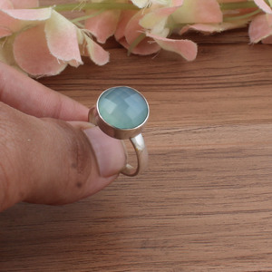 แหวนเงินแท้ 925 ประดับพลอยแคลซิโดนีวินเทจ งานฝีมือแบบคลาสสิก ตัวเรือนแบบ Bezel Setting เครื่องประดับงานแต่งงาน พลอยสีน้ำเงินธรรมชาติ สำหรับผู้หญิง - Product Image 4