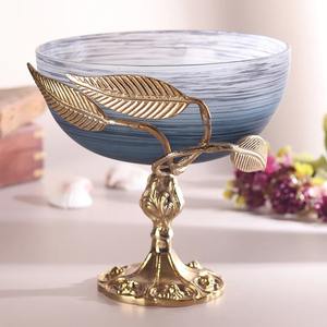 Plato de Servir Azul Degradado Inspirado en la Naturaleza, Libre de BPA, con Base Decorativa Dorada con Ramas, Soporte Metálico Floral Dorado Hecho a Mano para Fiestas - Product Image 1