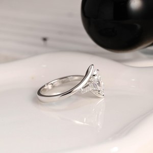 Anillo de banda cruzada de moissanita con corte marquesa de 1 quilate, plata 925 con baño de rodio, regalo especial para tu pareja - Product Image 2