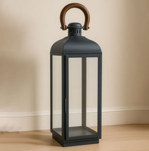 El clásico portavelas de metal negro es un elemento decorativo de iluminación atemporal diseñado para realzar el estilo moderno y tradicional. - Product Image 1