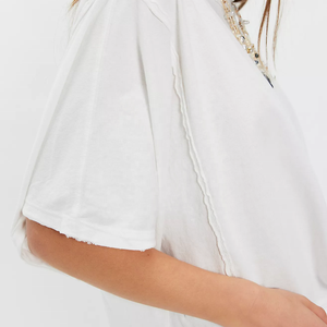 เสื้อยืดโอเวอร์ไซส์สีขาว แขนทรงปีกค้างคาว คอกลม ผ้าคอตตอนเจอร์ซีย์ สำหรับผู้หญิง สไตล์ลำลอง ไซส์พลัส ขอบดิบ แนวสปอร์ต - Product Image 3