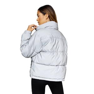 Chaqueta acolchada de invierno con logotipo personalizado para mujer, venta al por mayor, color sólido relleno de burbujas ligero y cálido con técnicas impresas - Product Image 2