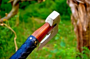 Axe Viking à barbe faite à la main par A&M ENTERPRISES avec tête en acier gravée en profondeur, manche en bois enveloppé de cuir noir tressé - Product Image 6