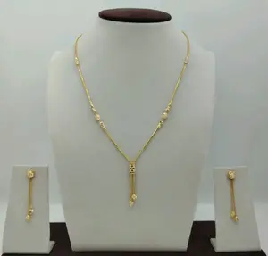 Collier exquis plaqué or 22 carats |   Ensemble de boucles d'oreilles pour femmes avec un pendentif coulissant géométrique sophistiqué et des pampilles en chaîne - Product Image 1