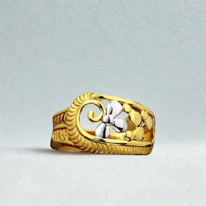 Anillo de Flores Chapado en Oro de 22K para Mujer |   Diseño de Hojas Florales en Dos Tonos |   Joyería de Lujo para Compromiso India - Product Image 3