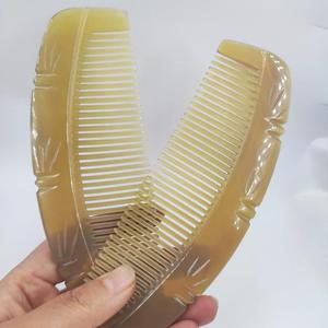 Peigne à cheveux en corne de vache écologique, fait main, forme naturelle, bords lisses, démêlant, pour des cheveux sains, cadeau d'affaires et décoration intérieure - Product Image 2