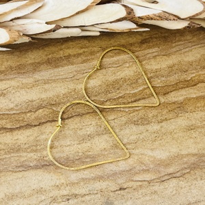 Pendientes de aro con forma de corazón, joyería minimalista de latón para mujer, chapados en oro de 18k, con textura geométrica, para venta al por mayor/OEM/ODM. - Product Image 2