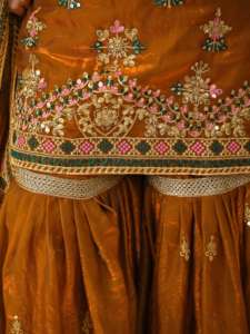 Nouvel ensemble haut, sharara, palazzo et dupatta pour soirée, en soie Fandy lourde avec sequins et broderies. - Product Image 5