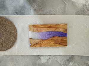 Planche à découper et à servir rustique en bois d'acacia et résine époxy, faite à la main, durable et décorative, pour fromage, pain, fruits - Product Image 4