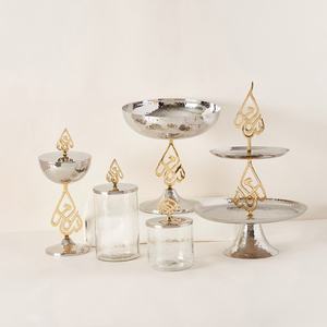 Esta taza plateada presenta un soporte caligráfico dorado único que combina un diseño elegante con una pieza decorativa llamativa. - Product Image 5