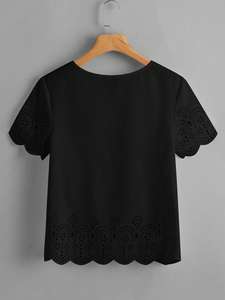 Blusa Negra Elegante con Bordado Floral Cortado a Láser, Manga Corta con Ojales, Cuello Redondo, Estilo Veraniego con Tachuelas, Blusas de Oficina para Mujer - Product Image 4