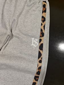 Pantalones Deportivos de Felpa 100% Algodón, con Estampado de Leopardo, Rayas Laterales de Dos Tonos, Puños Ajustables y Logotipo Bordado - Product Image 5