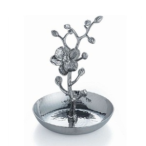 Cuenco Decorativo de Metal Estilo Oriental con Diseño de Flor de Cerezo, Pulido a Mano para Decoración del Hogar - Product Image 1