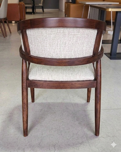 Fauteuil moderne en bois massif avec dossier incurvé en fer à cheval, assise et dossier rembourrés en tissu blanc - Product Image 3