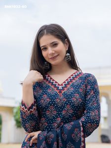 Fournisseur indien de kurtis longs et droits en rayonne de qualité supérieure avec motifs imprimés, pantalons imprimés et ensembles dupatta pour la mode féminine. - Product Image 2
