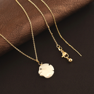 Exclusivo Colgante Minimalista de Pez Chapado en Oro de 18k para Uso Diario, con Madreperla y Detalles de Circonita Negra, Diseño de Alta Joyería para Mujer - Product Image 4