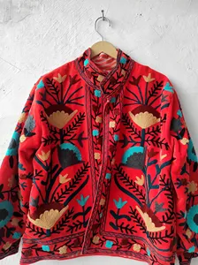 Chaqueta de algodón roja vintage para mujer con bordado floral de arte popular, estilo bohemio chic. - Product Image 2