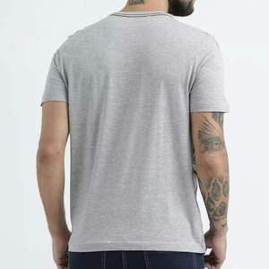 เสื้อยืดคอกลมแขนสั้นสีเทาพิมพ์ลายสกรีนสำหรับผู้ชาย ทรงปกติ ผ้าเจอร์ซีย์คอตตอน 100% สไตล์ลำลอง สีพื้น - Product Image 1